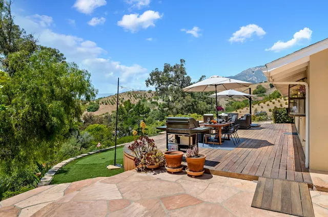 a view of a backyard with sitting area and furniture