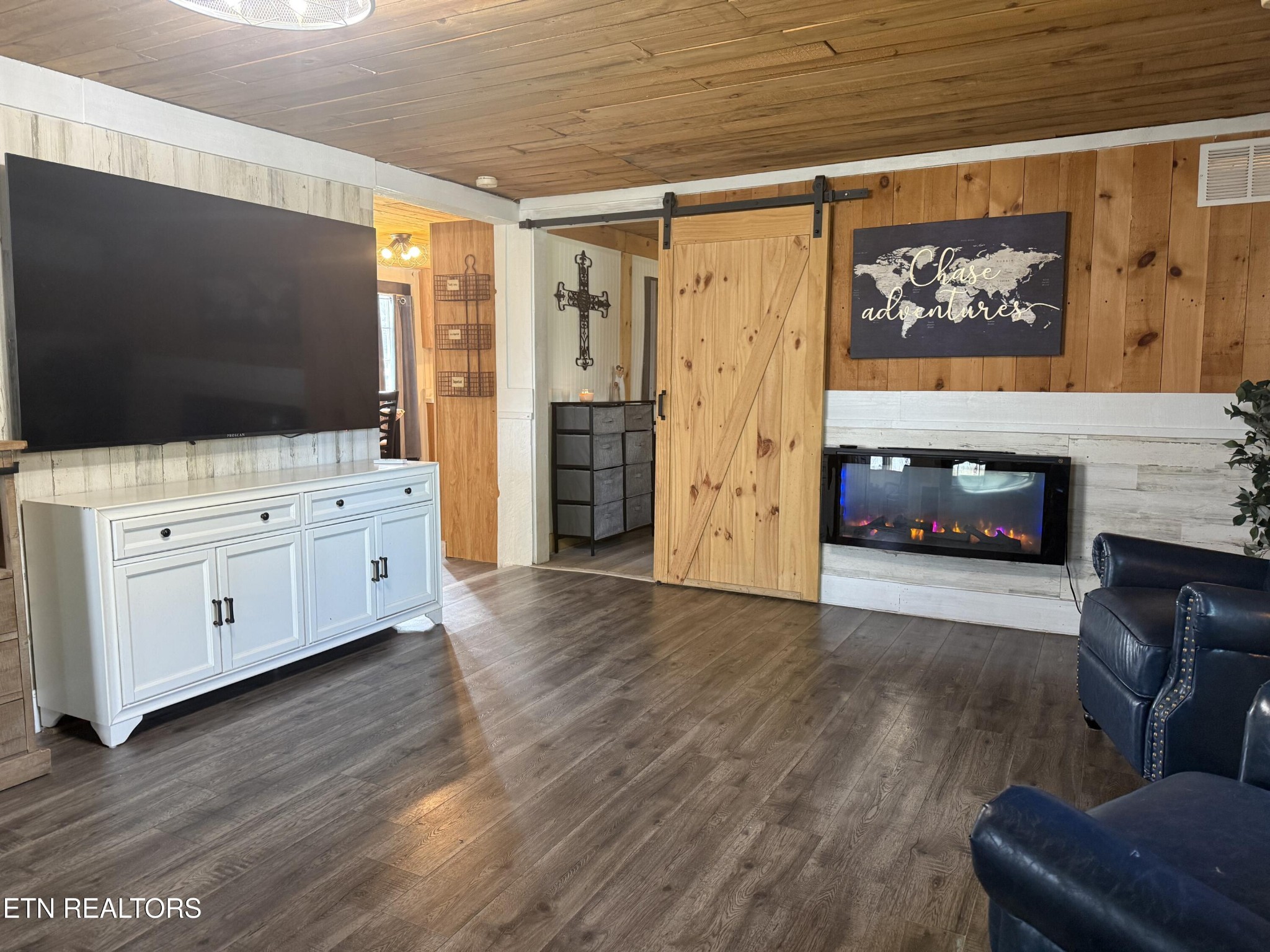 1995 Clarkrange Monterey Highway Monterey, TN 38574 - Photo 6 of 29 a living room with furniture and a flat screen tv