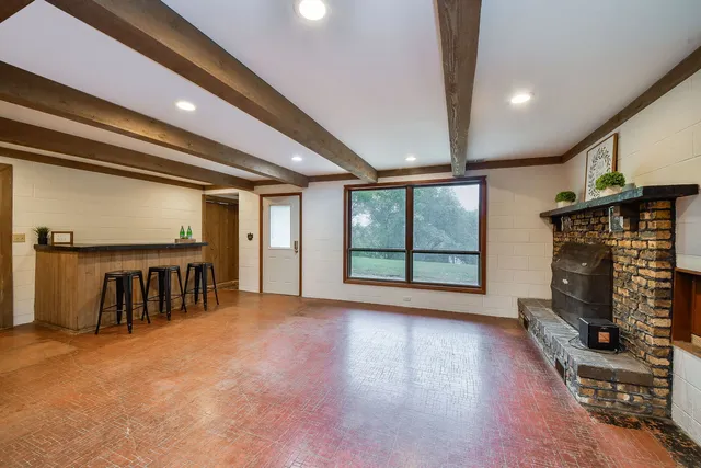 a view of entryway with livingroom