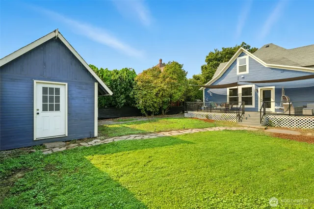 a view of a backyard