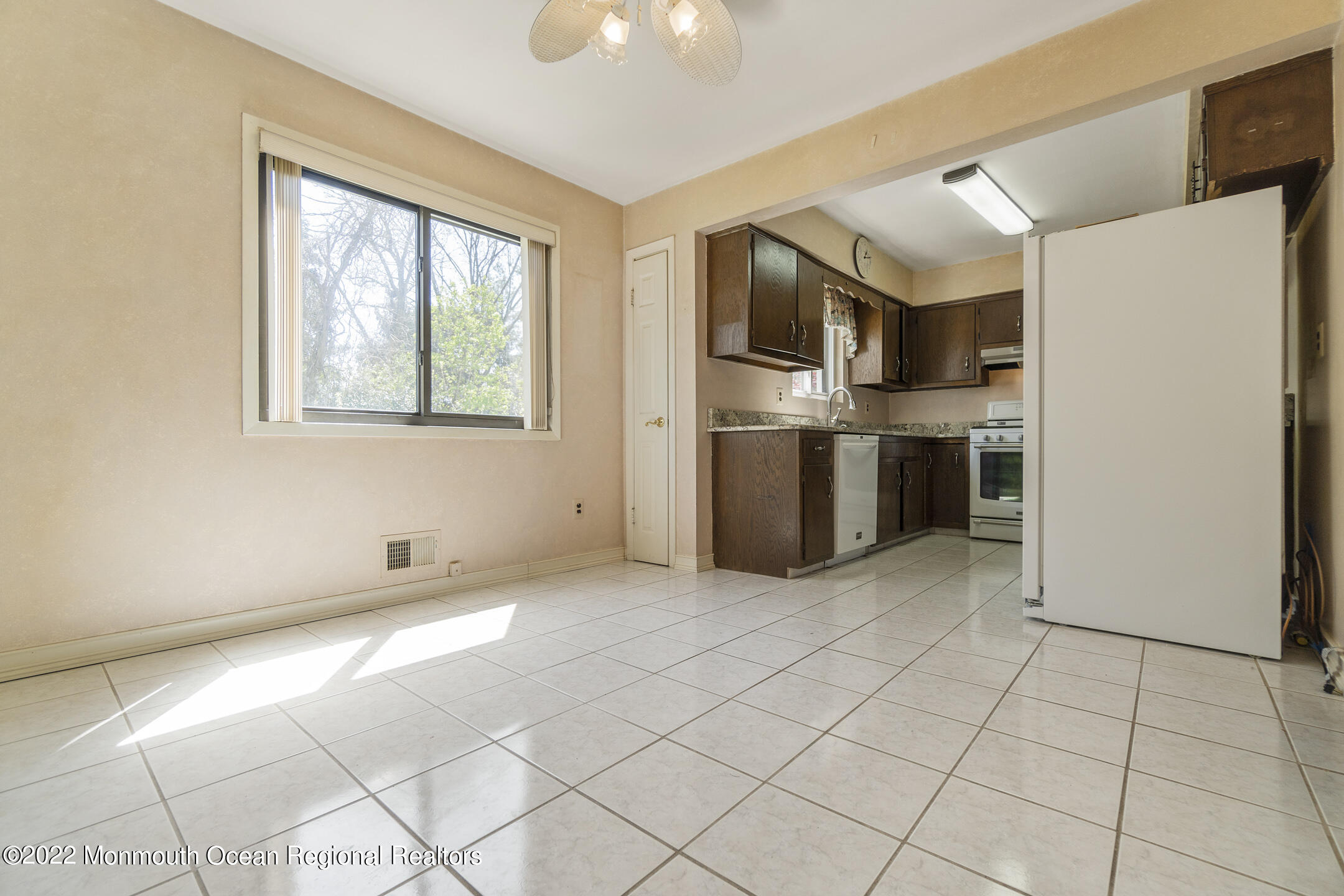 331 Middlewood Road Middletown, NJ 07748 - Photo 6 of 27 DSC09559