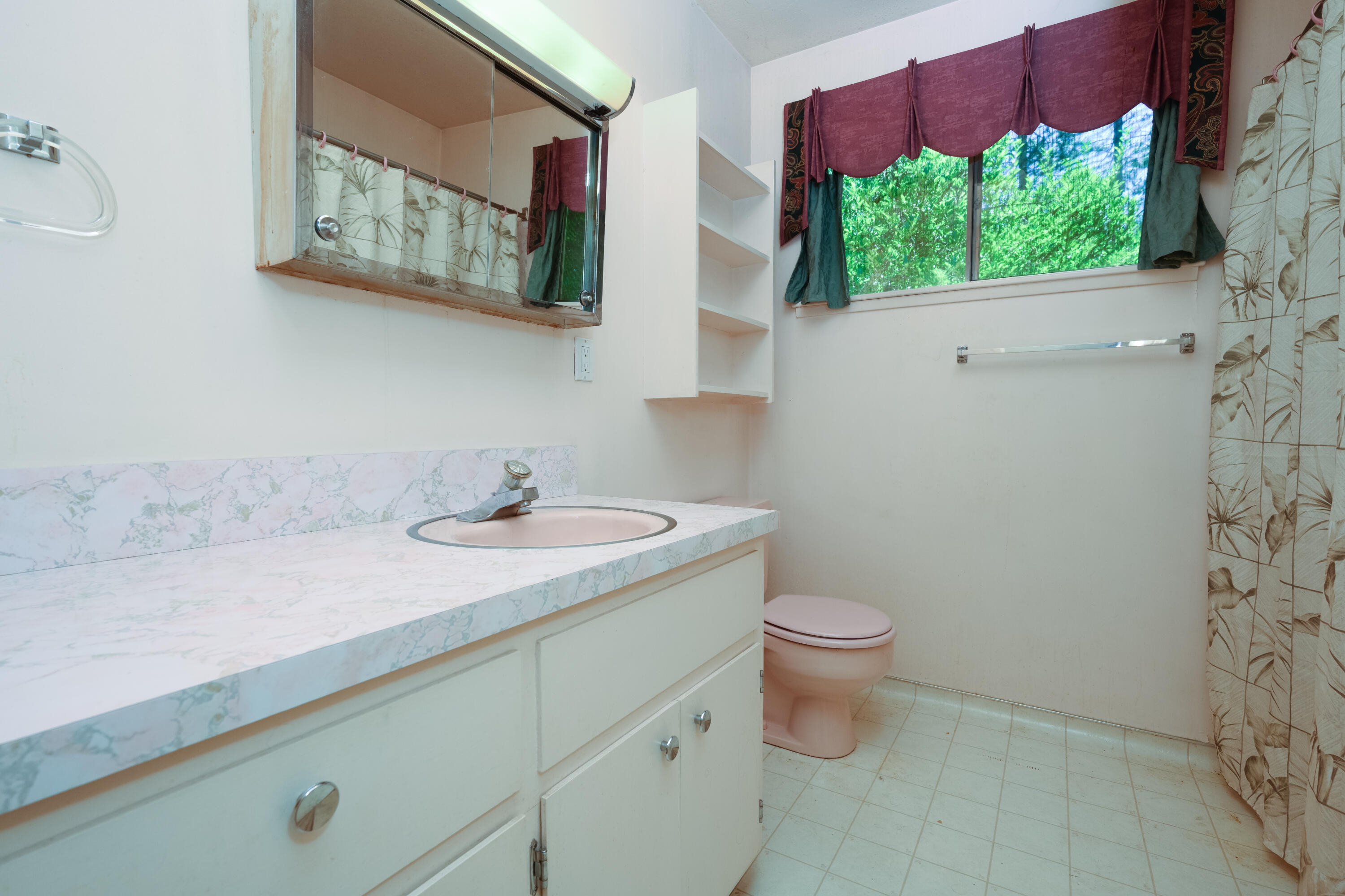 181 Meadow Road Weaverville, CA 96093 - Photo 22 of 38 guest bath
