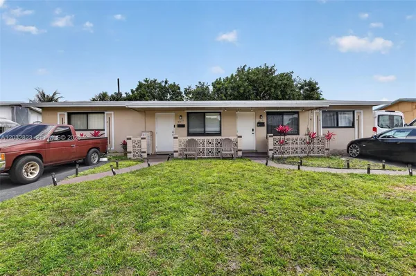 $2,100 | 5816 Cleveland Street, Unit 2, Hollywood, FL 33021