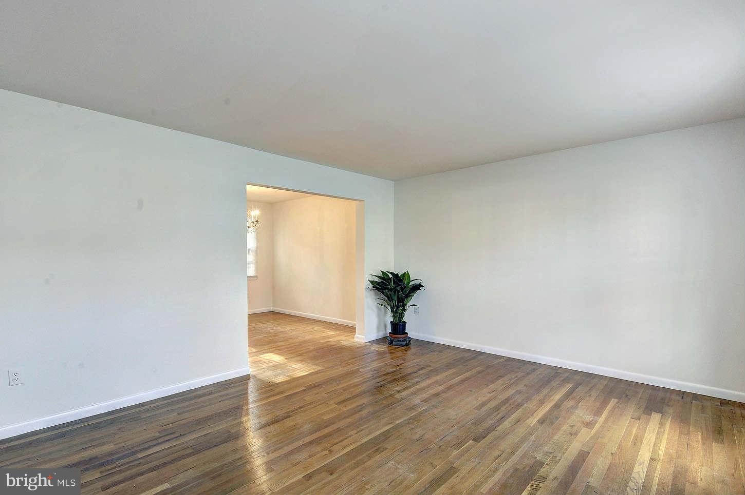 8510 Postoak Road Potomac, MD 20854 - Photo 5 of 16 Living Room