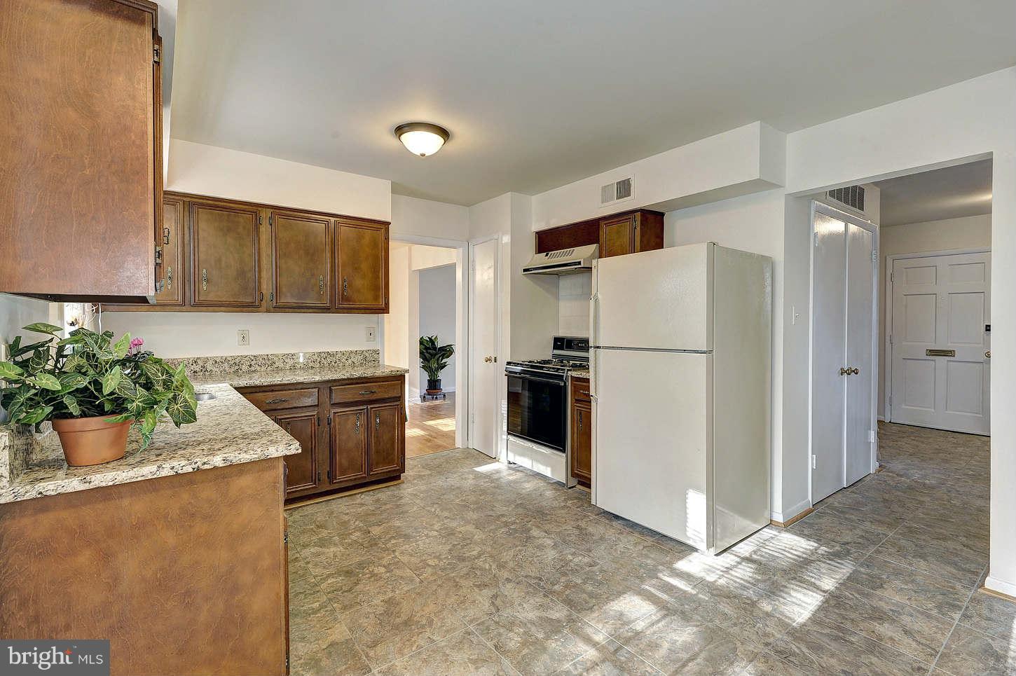 8510 Postoak Road Potomac, MD 20854 - Photo 7 of 16 Kitchen