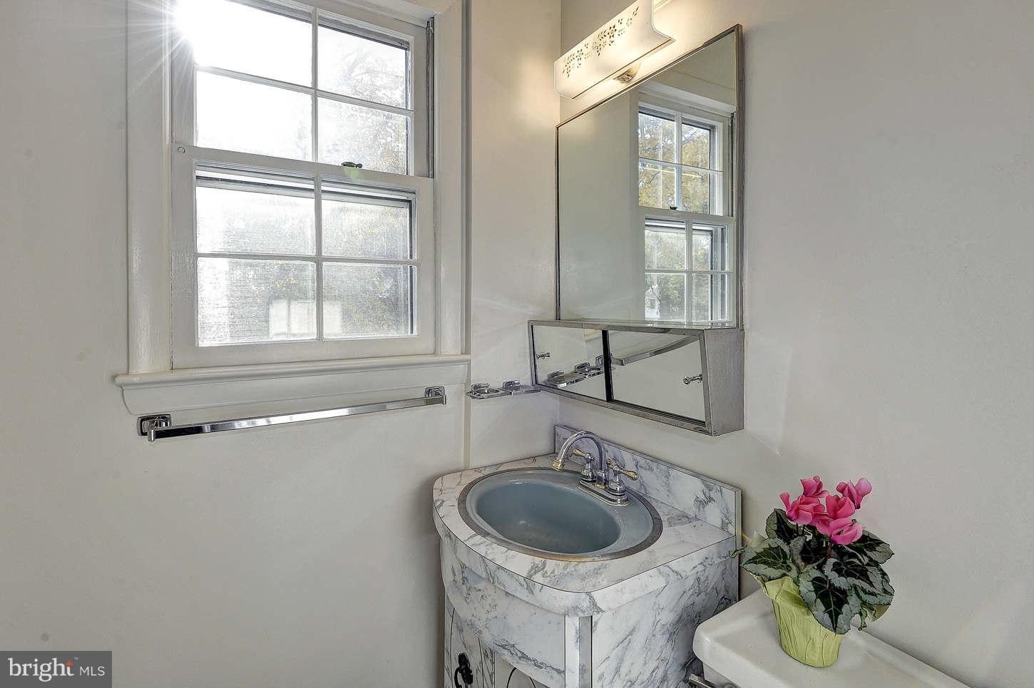 8510 Postoak Road Potomac, MD 20854 - Photo 9 of 16 Bath