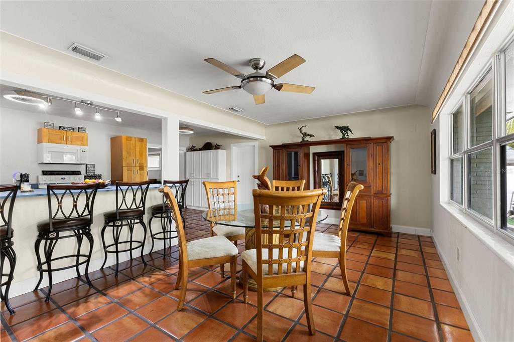 9854 51st Avenue North St. Petersburg, FL 33708 - Photo 11 of 52