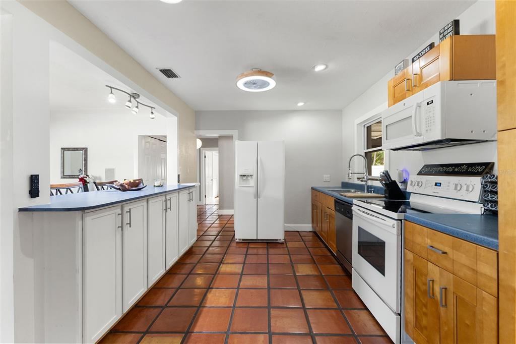 9854 51st Avenue North St. Petersburg, FL 33708 - Photo 17 of 52