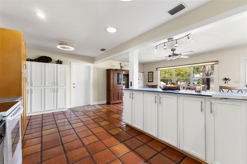 9854 51st Avenue North St. Petersburg, FL 33708 - Photo 19 of 52