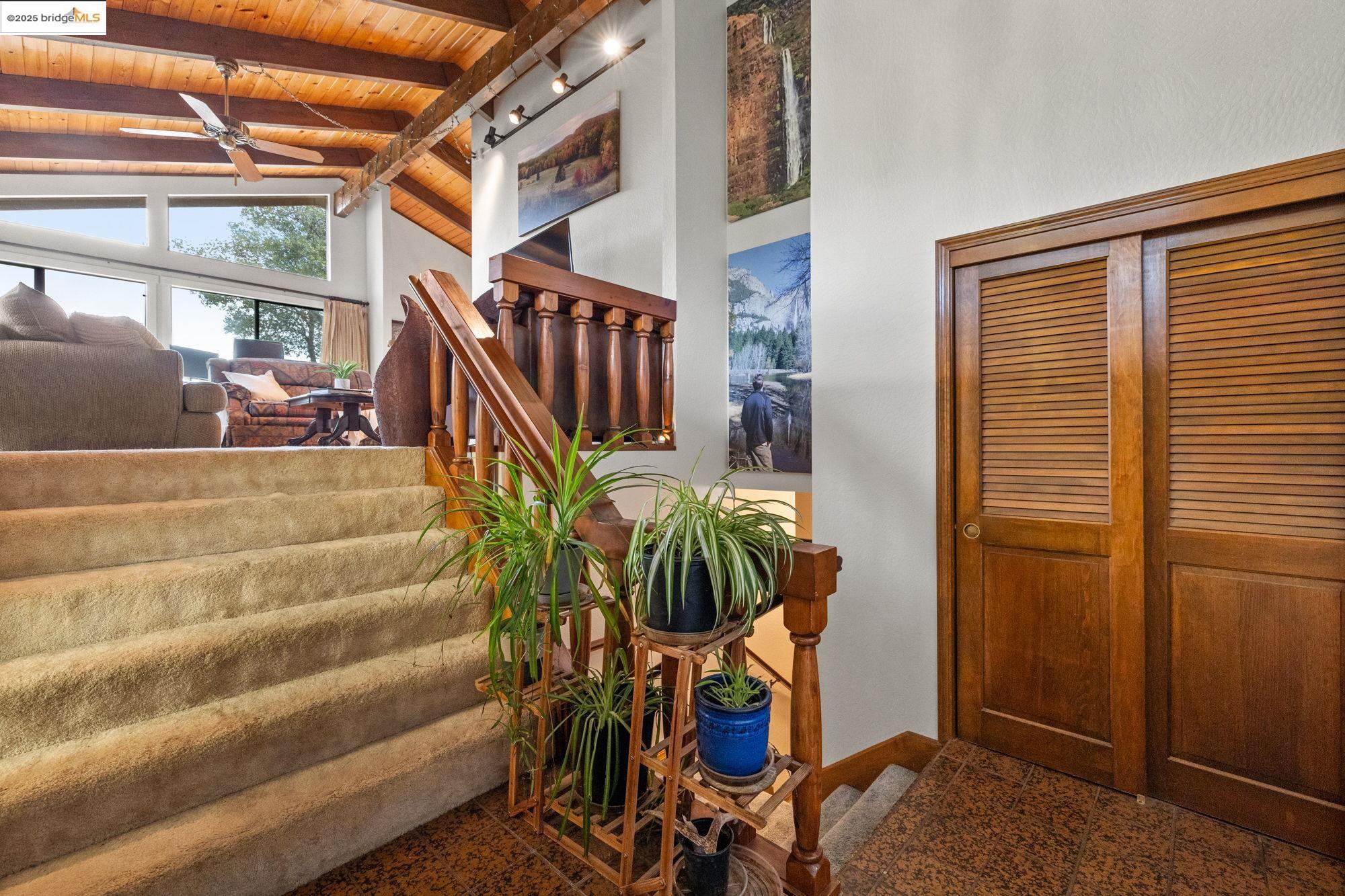 21950 Paseo De Los Portales Road Sonora, CA 95370 - Photo 25 of 47 a view of entryway with a table and chairs