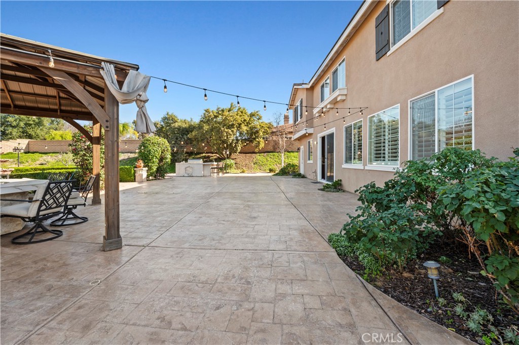 12810 Sierra Creek Drive Riverside, CA 92503 - Photo 5 of 52 a view of a chairs and table in the patio