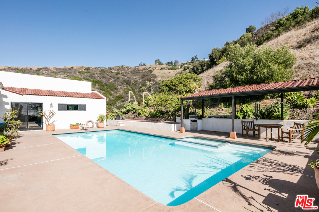 20755 Seaboard Road Malibu, CA 90265 - Photo 8 of 35 Gallery Image 8