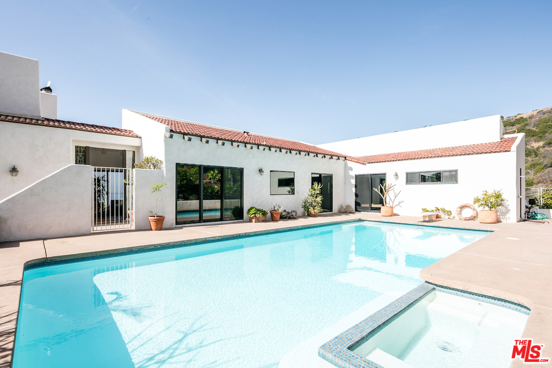 20755 Seaboard Road Malibu, CA 90265 - Photo 9 of 35 Gallery Image 9