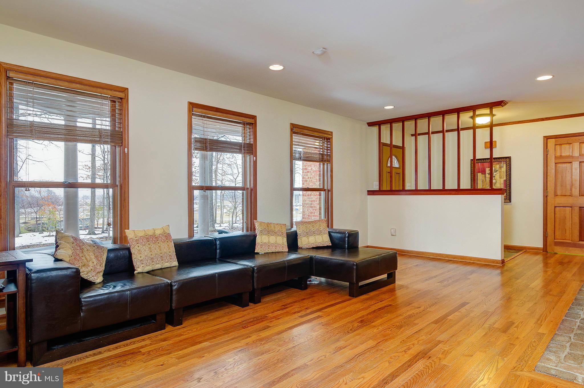 20705 Evergreen Mills Road Leesburg, VA 20175 - Photo 5 of 25 Living Room