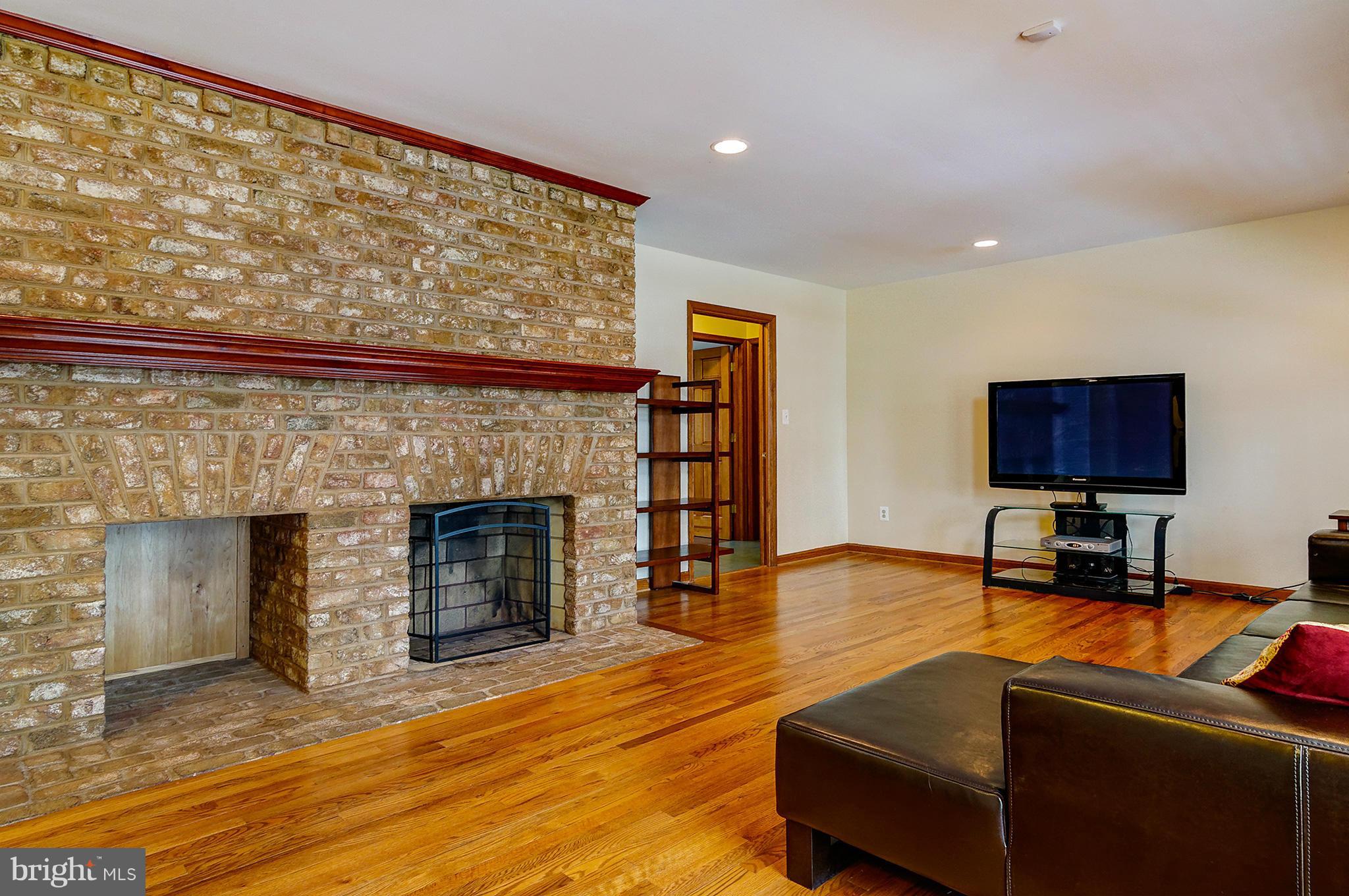 20705 Evergreen Mills Road Leesburg, VA 20175 - Photo 6 of 25 Living Room