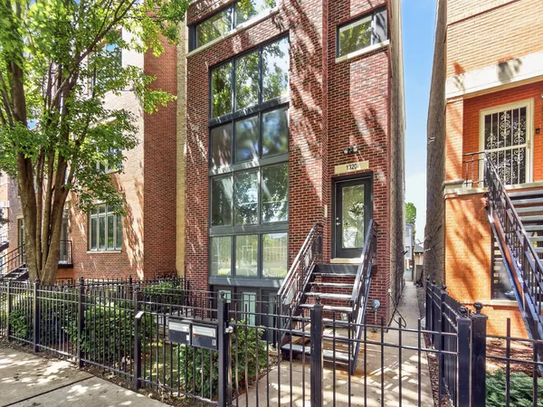 $775,000 | 1320 West Grenshaw Street, Unit 2, Chicago, IL 60607