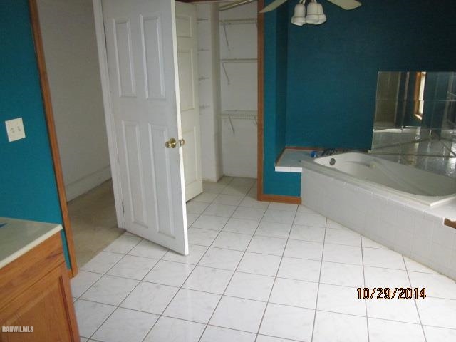 2405 North Henderson Road Freeport, IL 61032 - Photo 14 of 25 a bathroom with a bathtub and a sink