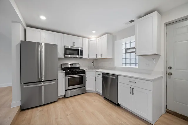 $2,500 | 1340 West Hollywood Avenue, Unit G, Chicago, IL 60660