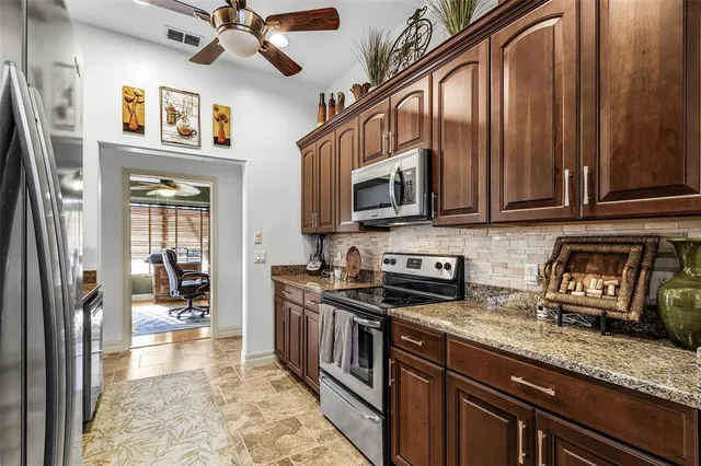 a view of a backyard