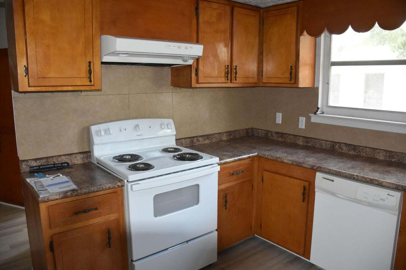 326 Dixie Street Crestview, FL 32536 - Photo 7 of 10 Dixie Kitchen