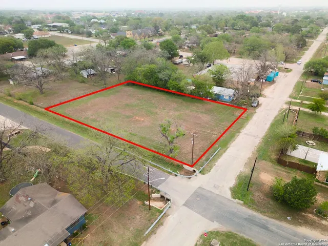 $60,000 | 1306 B Street, Floresville, TX 78114