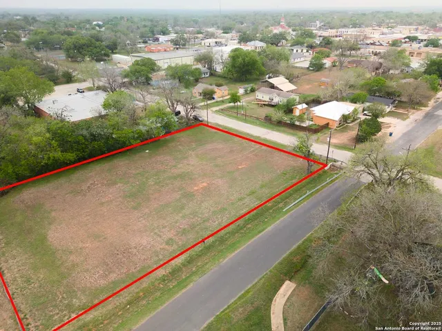 $60,000 | 1306 B Street, Floresville, TX 78114