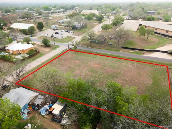 $60,000 | 1306 B Street, Floresville, TX 78114