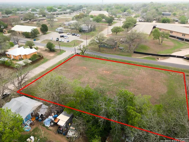 $60,000 | 1306 B Street, Floresville, TX 78114