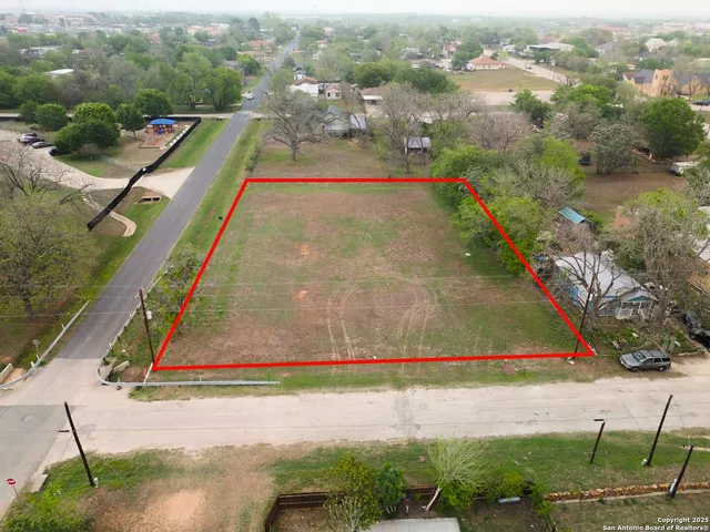 $60,000 | 1306 B Street, Floresville, TX 78114