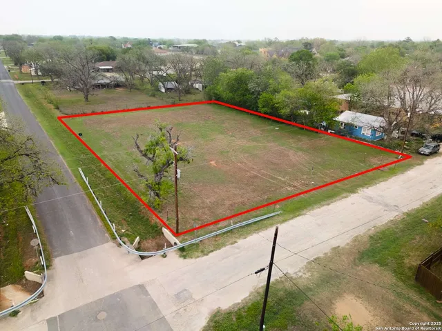 $60,000 | 1306 B Street, Floresville, TX 78114