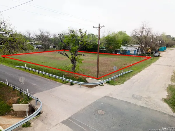 $60,000 | 1306 B Street, Floresville, TX 78114