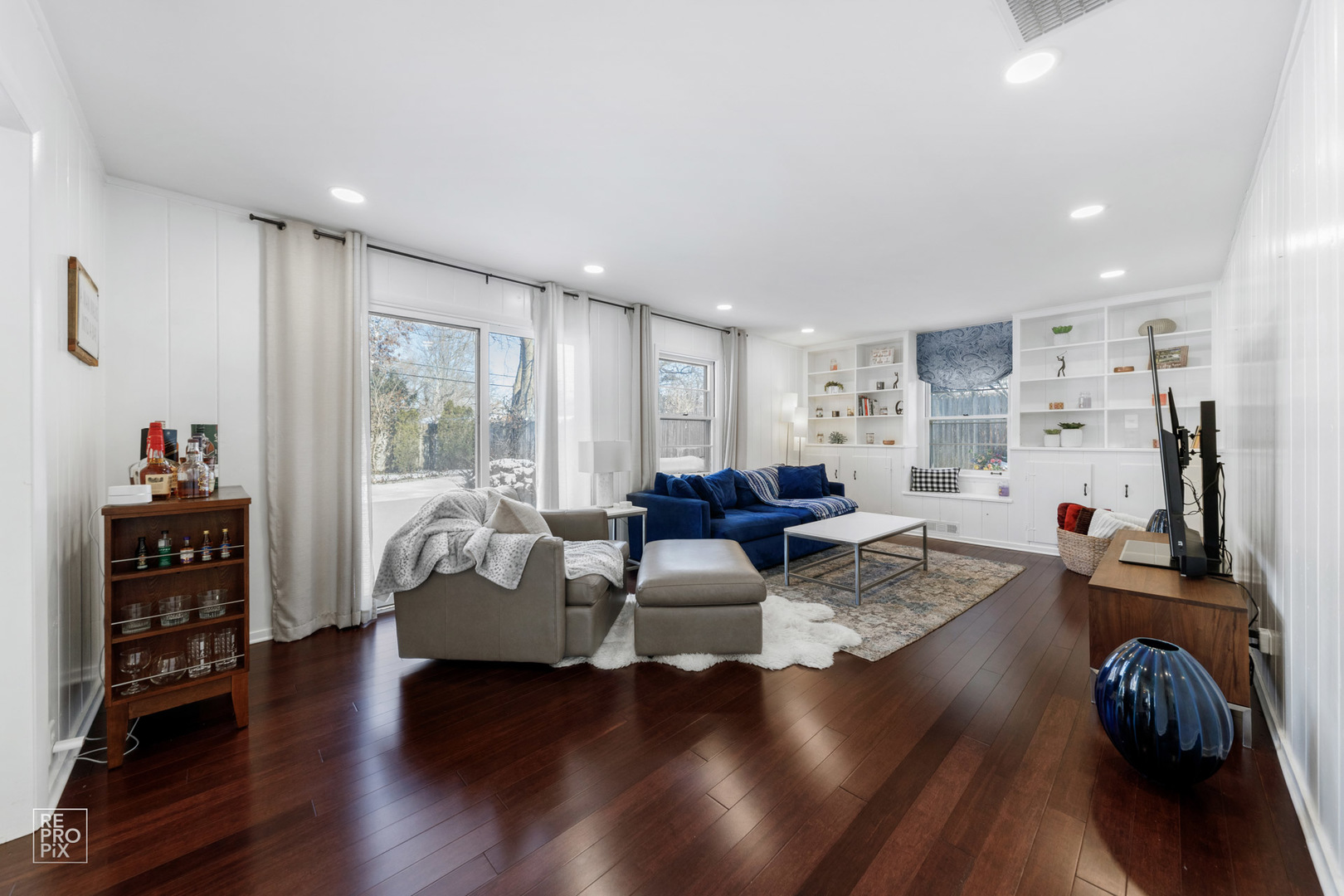 409 Bridle Lane Wheaton, IL 60187 - Photo 2 of 10 a living room with furniture and wooden floor
