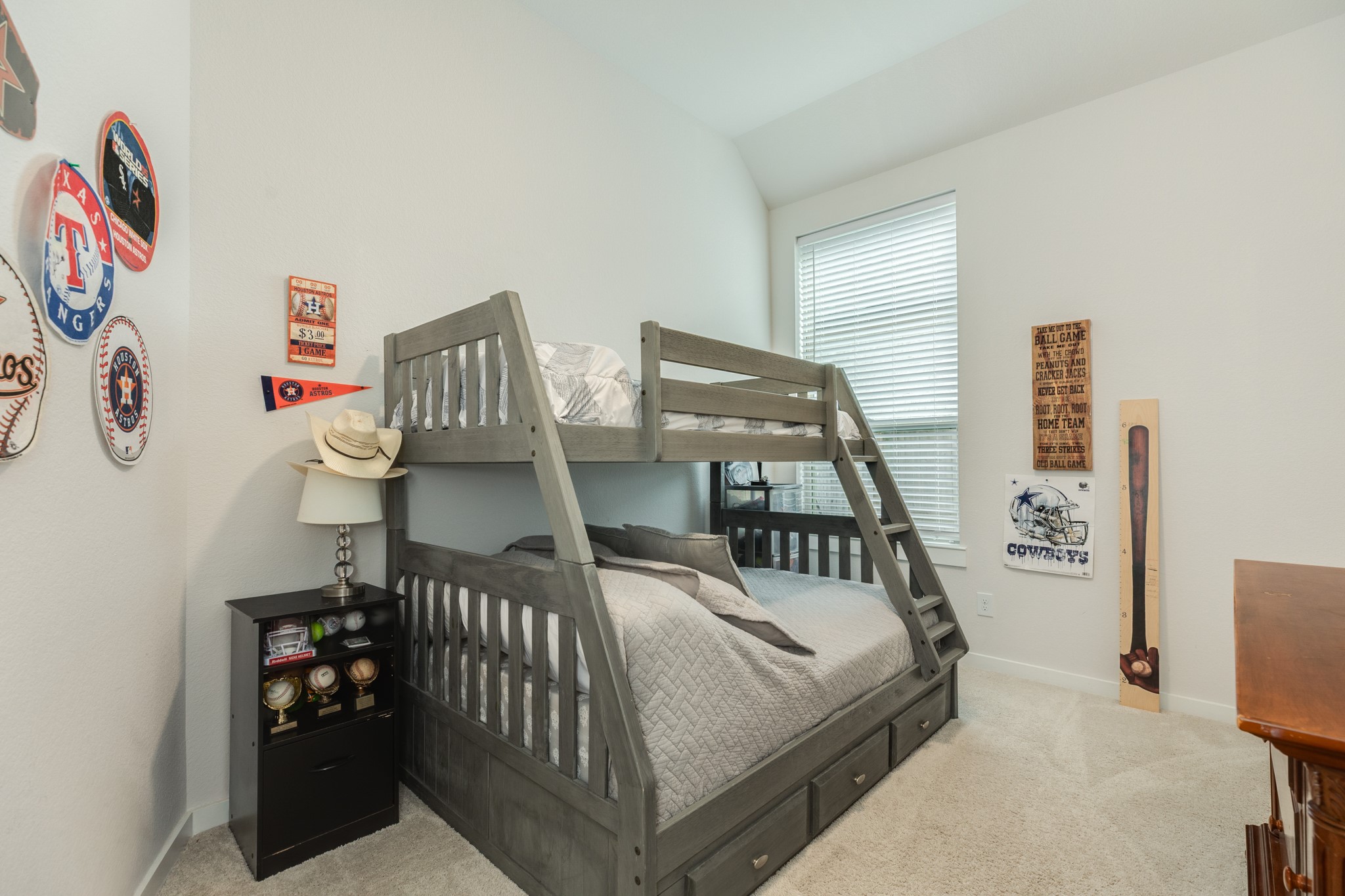4010 Shackleton Court Rosharon, TX 77583 - Photo 21 of 37 Secondary Bedroom 2: Well-sized secondary bedroom with convenient access to a full bathroom.