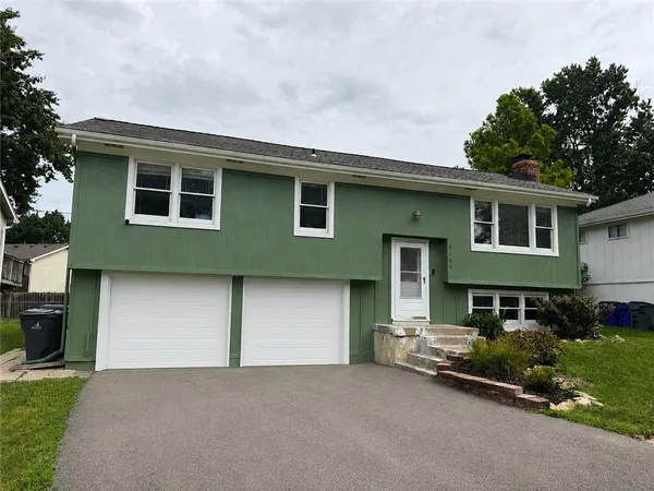 $299,900 | 2100 East Taylor Drive, Olathe, KS 66062