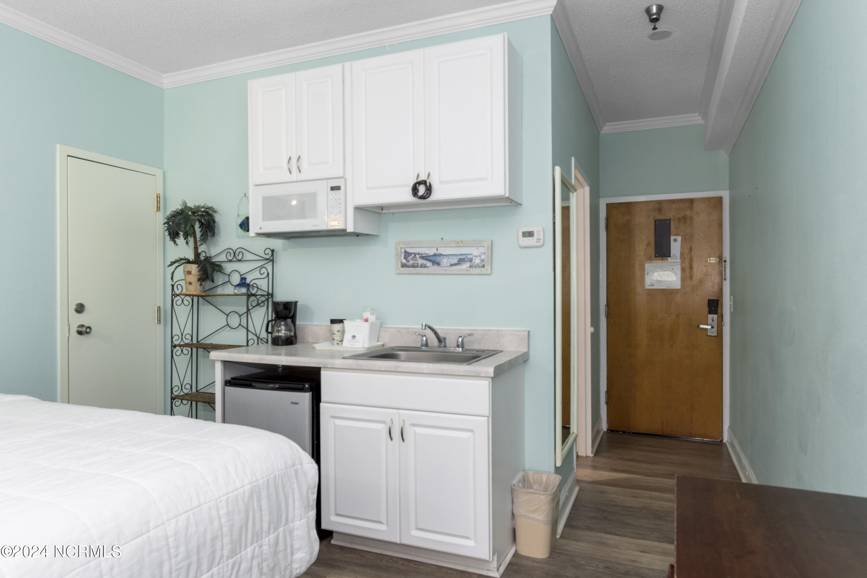 602 West Fort Macon Road, Unit 139 Atlantic Beach, NC 28512 - Photo 4 of 29 PalmSuites-139-10-29-24-001