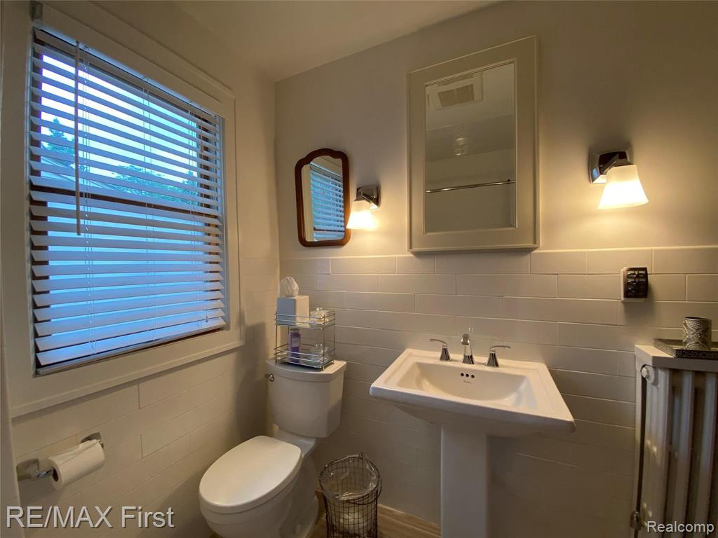 240 Fisher Road Grosse Pointe Farms, MI 48230 - Photo 22 of 54