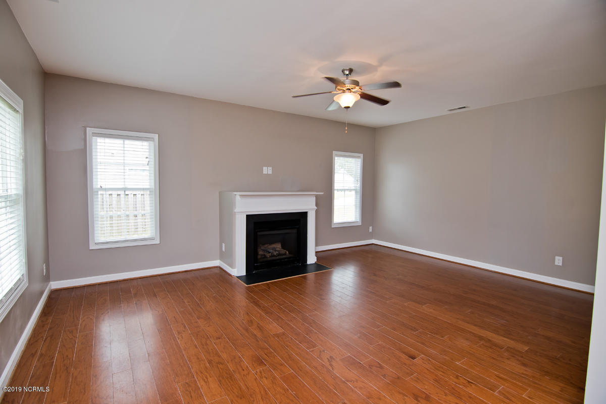 319 Inverness Drive Hubert, NC 28539 - Photo 3 of 48 Living Room