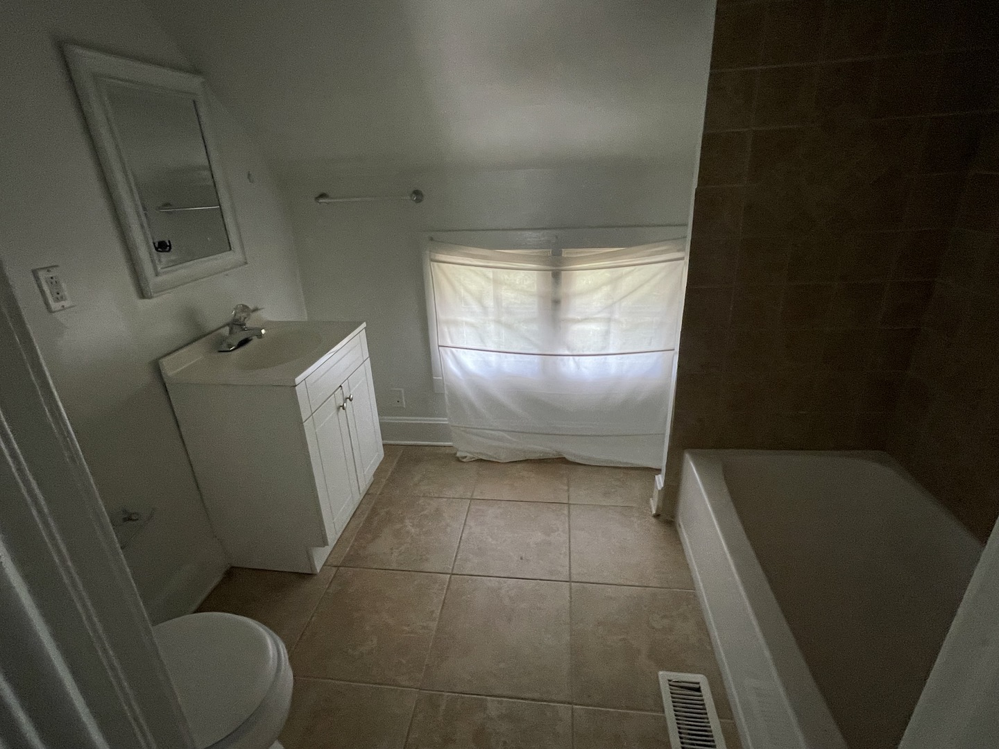 308 South Washington Street Wheaton, IL 60187 - Photo 18 of 27 a bathroom with a bathtub and toilet