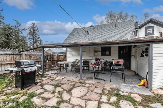 a view of a house with backyard