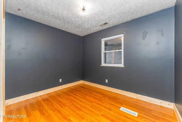 $260,000 | 115 West Oak Lane, Caryville, TN 37714