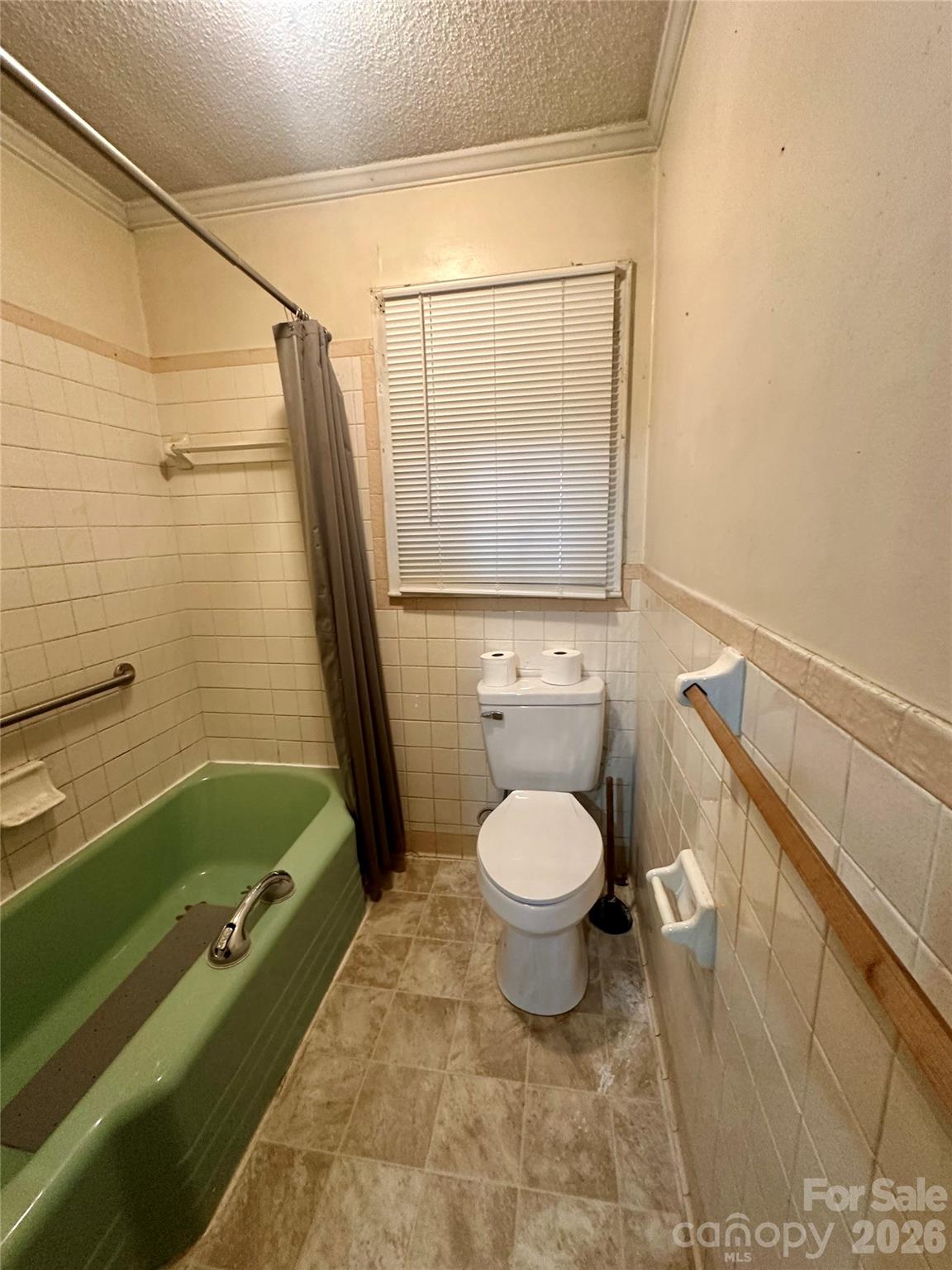 119 Stedman Road Dallas, NC 28034 - Photo 8 of 11 a bathroom with a toilet a sink and bathtub
