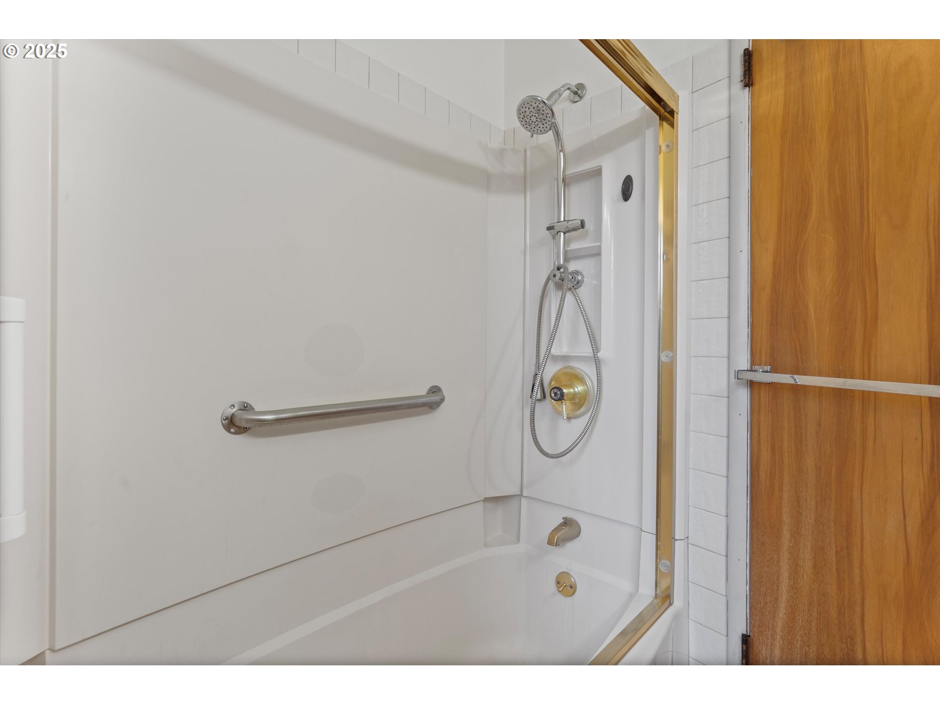 15051 Southeast Bluff Road Sandy, OR 97055 - Photo 18 of 41 a bathroom with a bath tub and shower