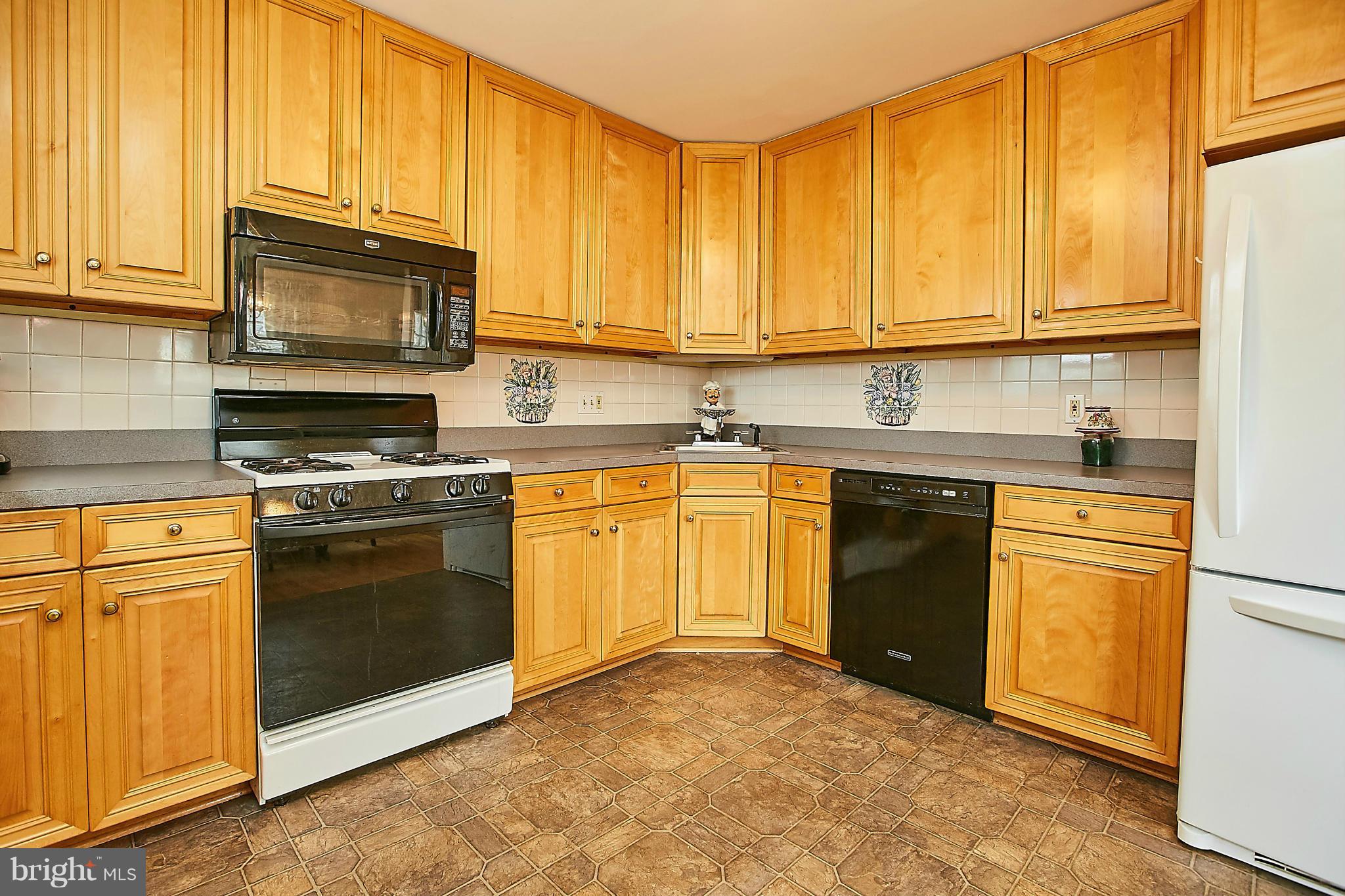 7521 Inzer Street Springfield, VA 22151 - Photo 10 of 30 Modern Eat-In Kitchen