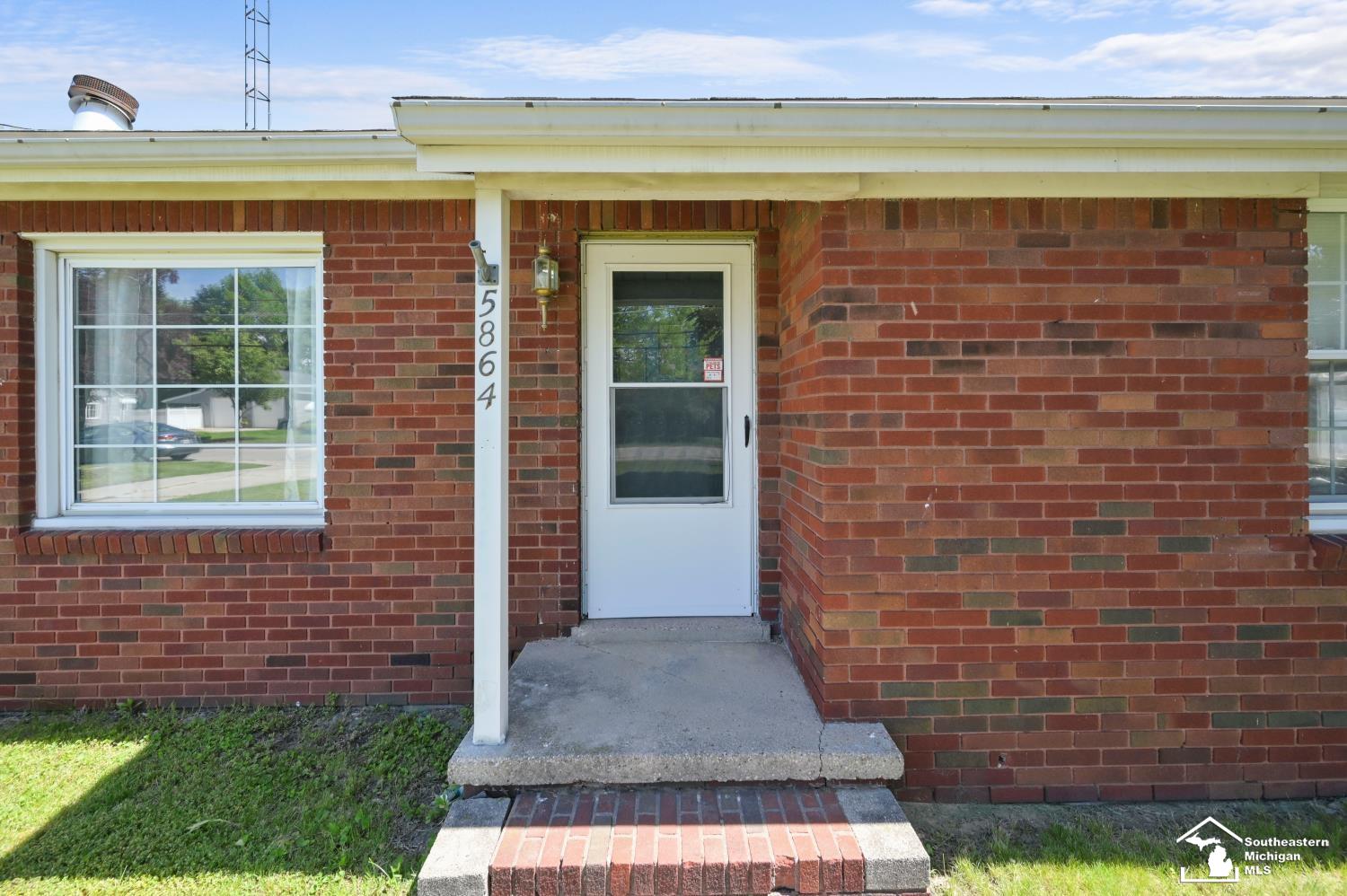 5864 Edgewood Boulevard Monroe, MI 48161 - Photo 3 of 25 50209778-98645863-029c-4afc-8a5f-2f04fa4f4b42.JPG