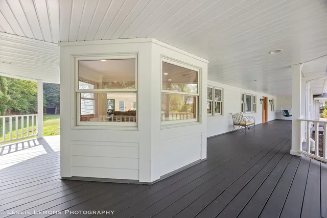 a view of livingroom with furniture