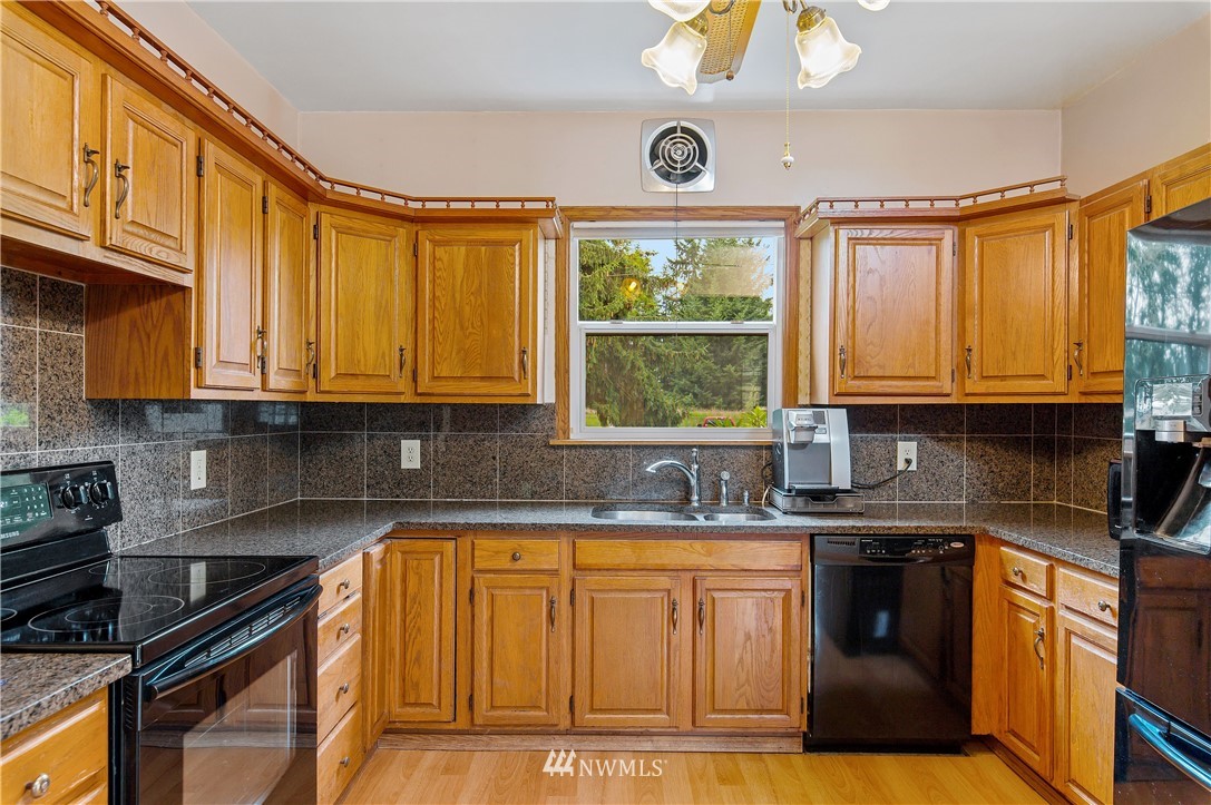 7208 Riverside Drive East Sumner, WA 98390 - Photo 6 of 35