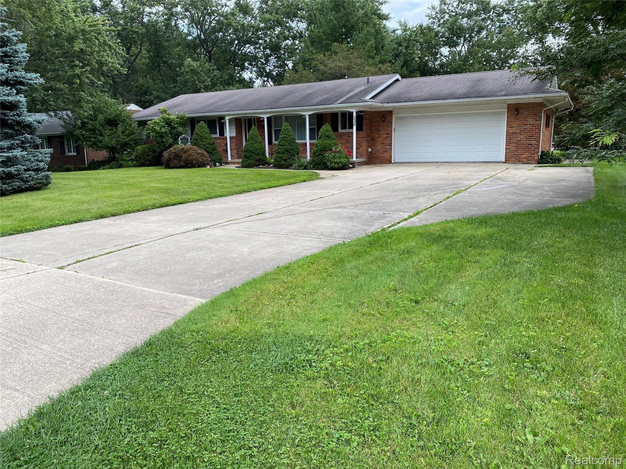 2711 Walbridge Drive Rochester, MI 48307 - Photo 3 of 53 5EE7940A-CDEC-4DF2-8350-56BA942DC53F.jpeg