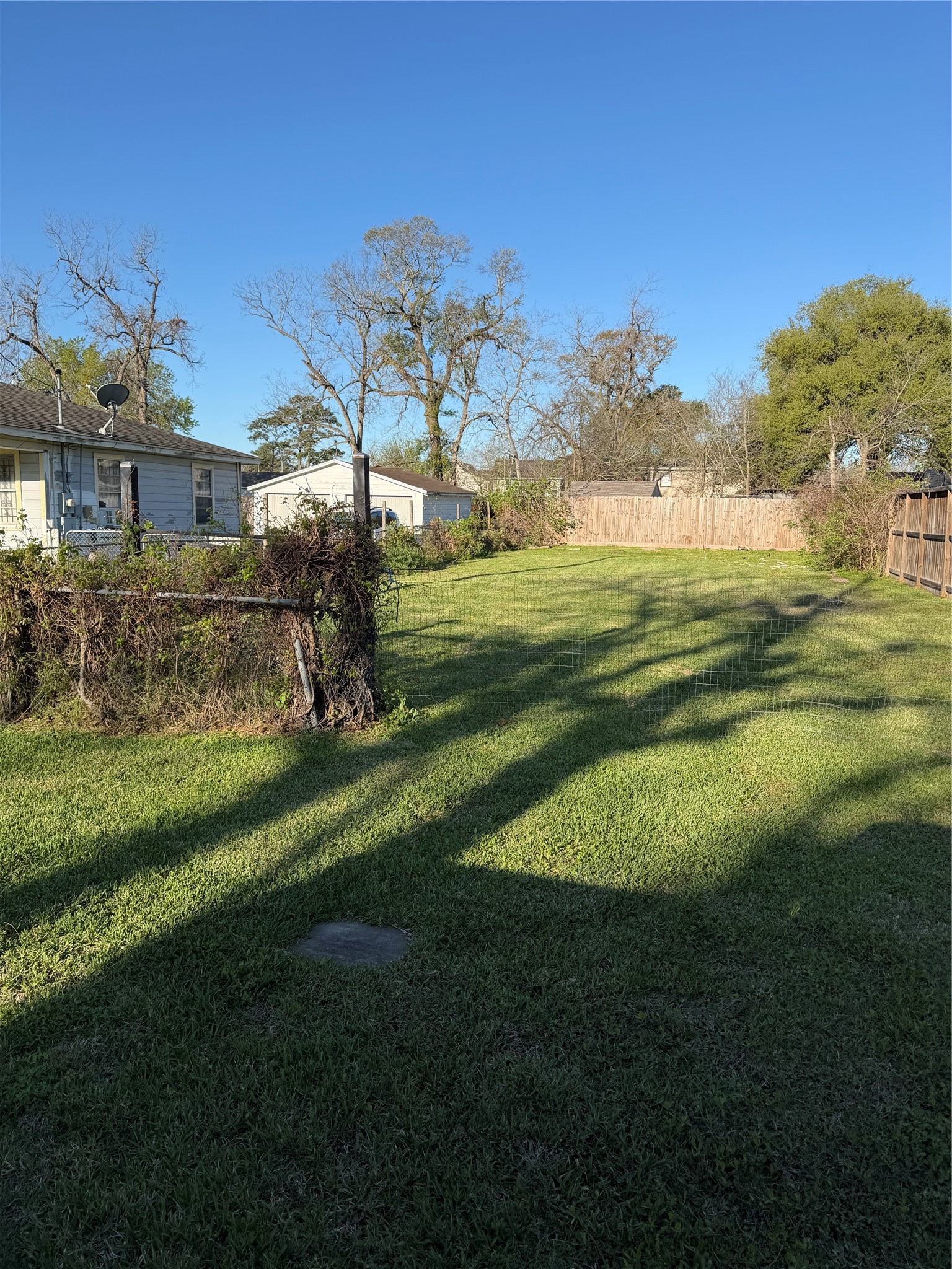 7009 Roswell Street Houston, TX 77022 - Photo 3 of 6 a view of a big room with a big yard