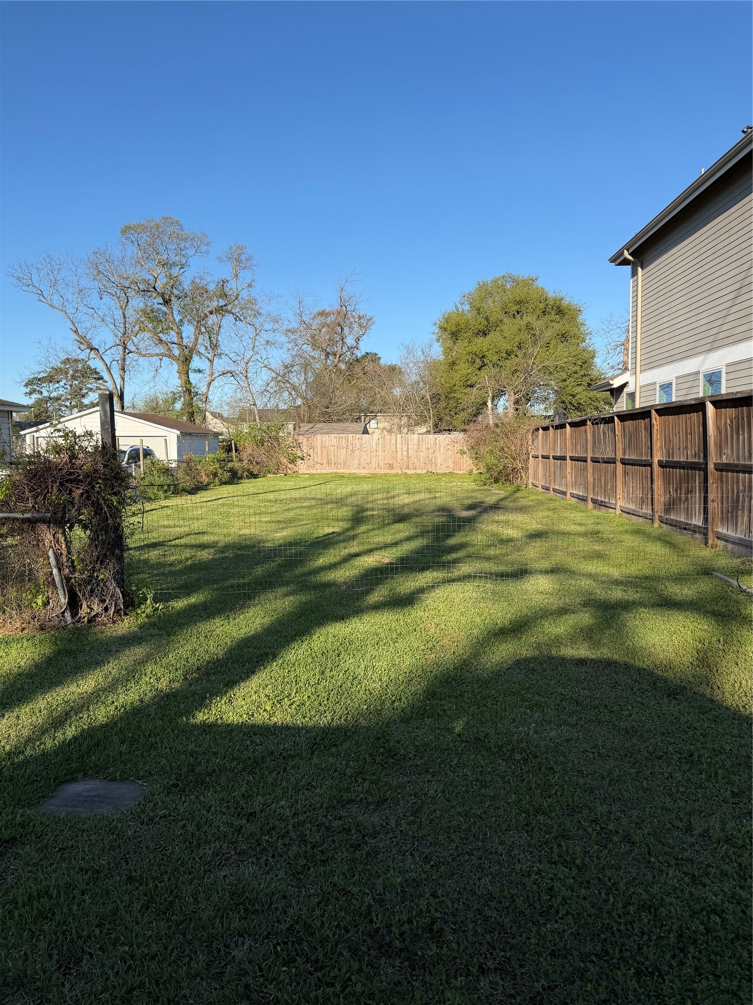 7009 Roswell Street Houston, TX 77022 - Photo 5 of 6 a view of a big room with a big yard