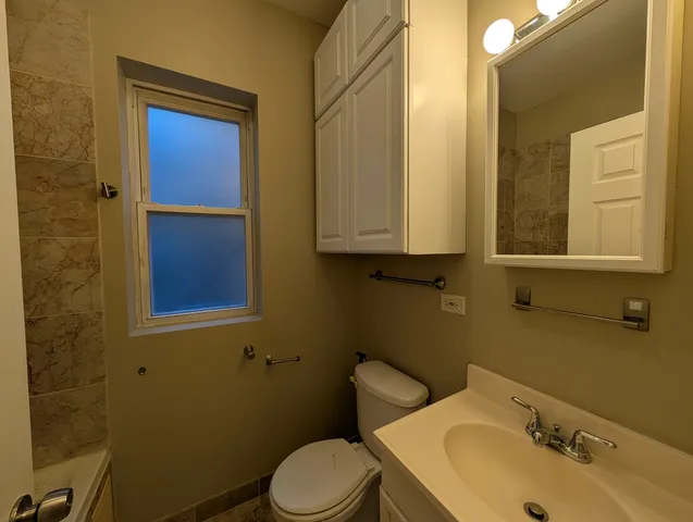 $1,700 | 6812 North Wayne Avenue, Unit 3C, Chicago, IL 60626